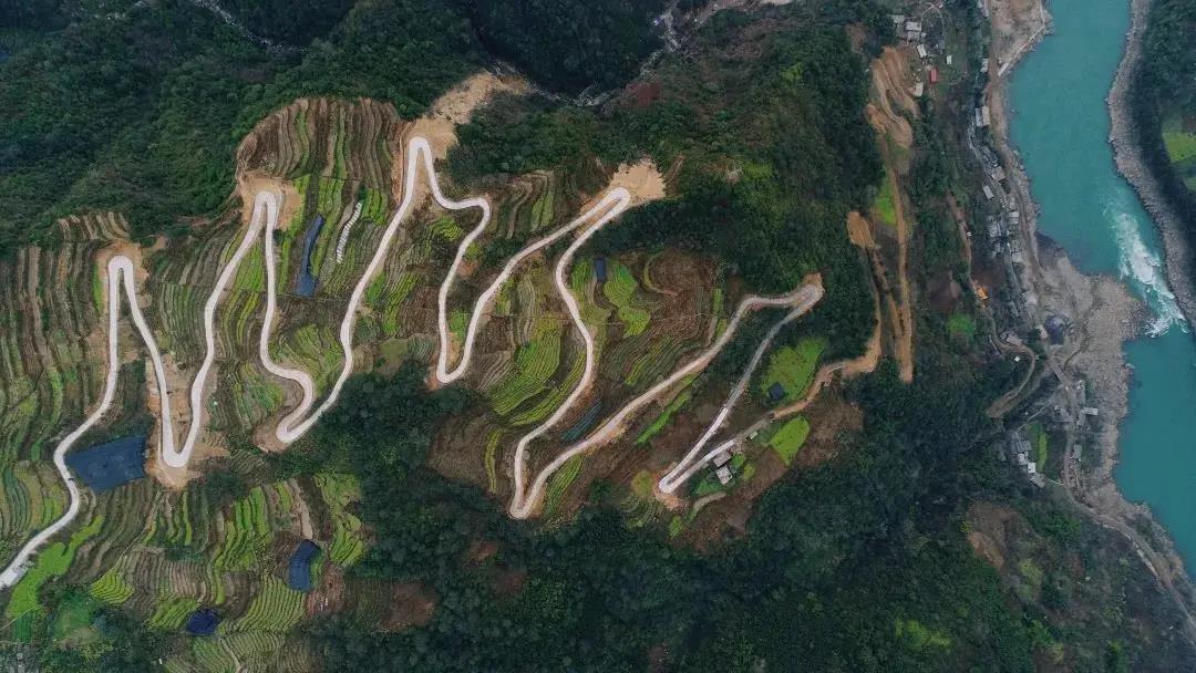 美麗公路丨“車在江邊走，人在畫中游”的怒江大峽谷公路